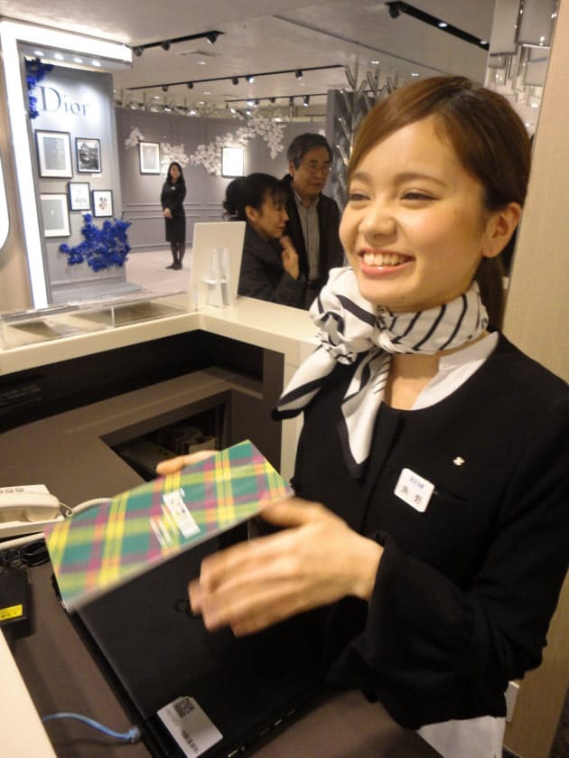 伊勢丹軸ににぎわう新宿三丁目 歌舞伎町変身中 Nikkei Style 伊勢丹軸ににぎわう新宿三丁目 歌舞伎町変身中 Nikkei Style