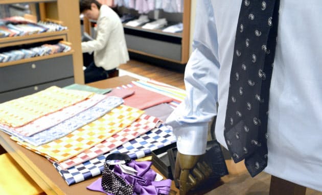 まずスーツの下襟を確認 失敗しないネクタイ選び Nikkei Style まずスーツの下襟を確認 失敗しないネクタイ選び Nikkei Style