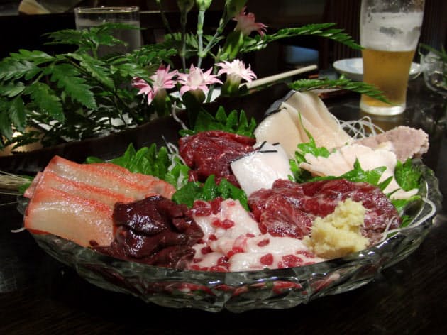 上等な牛肉を思わせる背中の赤肉 意外と知らないクジラ肉のこと 流通ルートや味は Nikkei Style 上等な牛肉を思わせる背中の赤肉 意外と知らないクジラ肉のこと 流通ルートや味は Nikkei Style