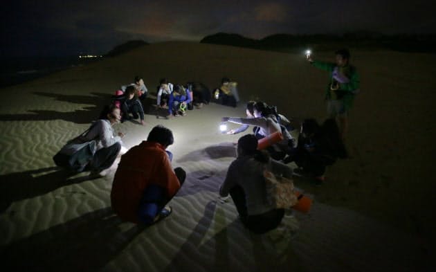 鳥取砂丘の真ん中で Yoga とさけぶ Nikkei Style