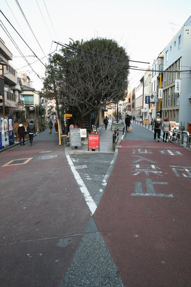 二手に分かれる Y字路 街を育てる葉脈に Nikkei Style 二手に分かれる Y字路 街を育てる葉脈に Nikkei Style