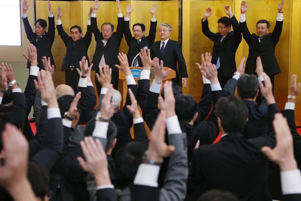 胴上げ 手締め 万歳三唱 日本人の3月民俗学 エンタメ Nikkei Style