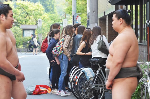 相撲 下町 外国人観光客に学ぶ 通な日本の歩き方 Nikkei Style 相撲 下町 外国人観光客に学ぶ 通な日本の歩き方 Nikkei Style