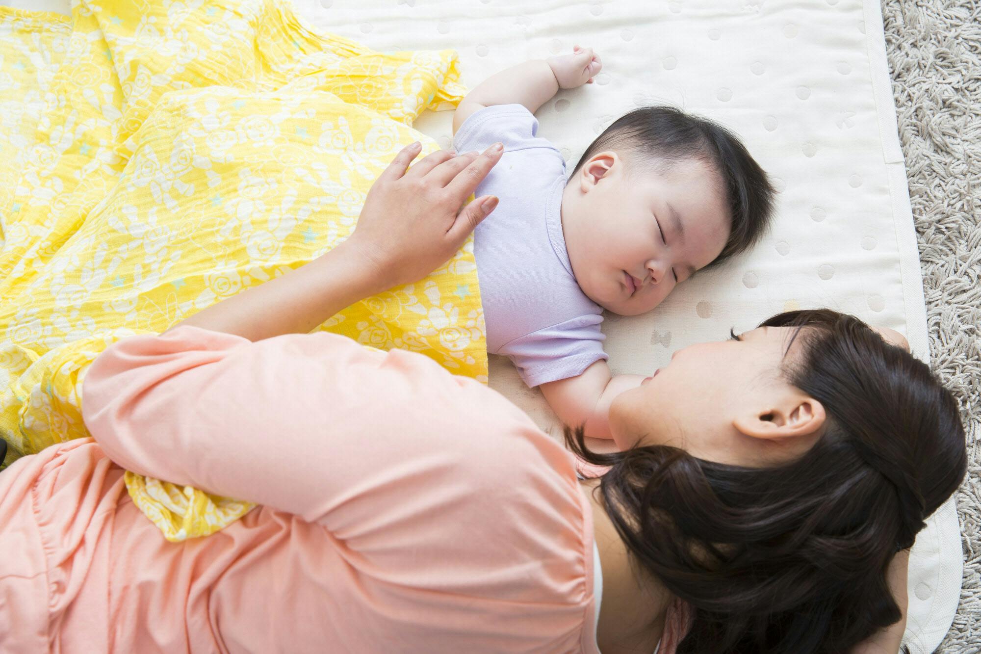添い寝の功罪 日本の子どもの睡眠は超短時間 Nikkei Style 添い寝の功罪 日本の子どもの睡眠は超短時間 Nikkei Style