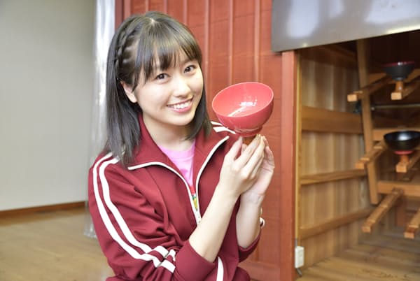 ももクロの佐々木彩夏さんがピンクの漆器作りに挑戦 ももクロの佐々木彩夏さんがピンクの漆器作りに挑戦
