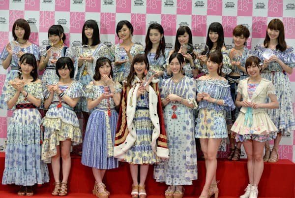 写真撮影に応じる、AKB総選挙で上位16位に入った選抜メンバー(写真、武藤邦雄) 写真撮影に応じる、AKB総選挙で上位16位に入った選抜メンバー(写真、武藤邦雄)