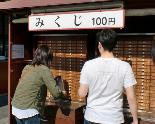 浅草寺は凶が多い は本当か おみくじ配分事情 Nikkei Style 浅草寺は凶が多い は本当か おみくじ配分事情 Nikkei Style