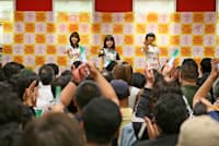 アルバム「ティー・フォー・スリー」の発売記念イベントでパフォーマンスをするNegicco。左からKaede(かえで)、リーダーのNao☆(なお)、Megu(めぐ)。 アルバム「ティー・フォー・スリー」の発売記念イベントでパフォーマンスをするNegicco。左からKaede(かえで)、リーダーのNao☆(なお)、Megu(めぐ)。