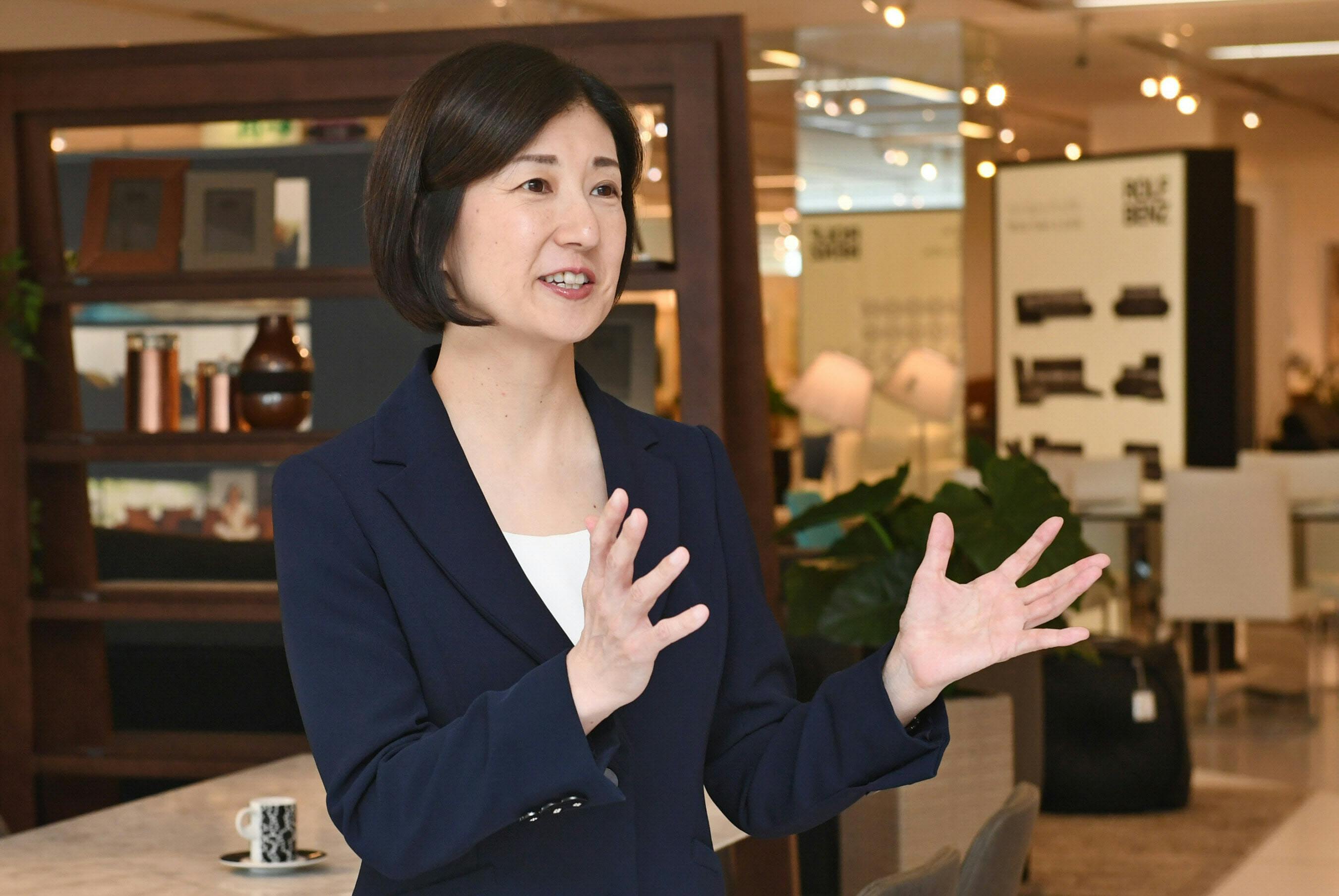 大塚 家具や姫 久美子社長 父の会社で大活躍 思わぬ社長就任までの奮闘ドラマ語る Nikkei Style 大塚 家具や姫 久美子社長 父の会社で大活躍 思わぬ社長就任までの奮闘ドラマ語る Nikkei Style
