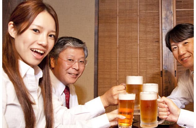 女性が飲酒に気を付けるべき3つの時期 Nikkei Style 女性が飲酒に気を付けるべき3つの時期 Nikkei Style