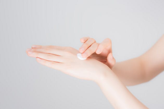 汗疱が悪化したら皮膚科へ ステロイド塗り保湿 Nikkei Style 汗疱が悪化したら皮膚科へ ステロイド塗り保湿 Nikkei Style