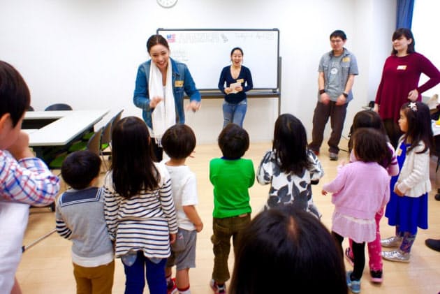 留学生が子供達と英語で遊ぶレッスンを始める Nikkei Style