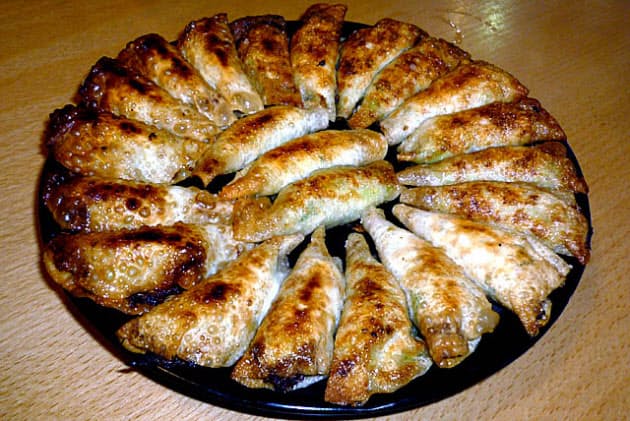 円盤餃子 は揚げ 焼き 食べ応え満点 皮もちカリ Nikkei Style 円盤餃子 は揚げ 焼き 食べ応え満点 皮もちカリ Nikkei Style