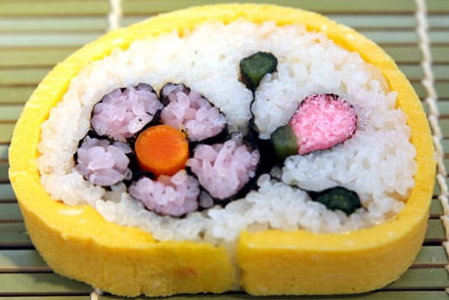 食卓をおいしくアートに 家族と作る千葉の太巻きずし Nikkei Style 食卓をおいしくアートに 家族と作る千葉の太巻きずし Nikkei Style