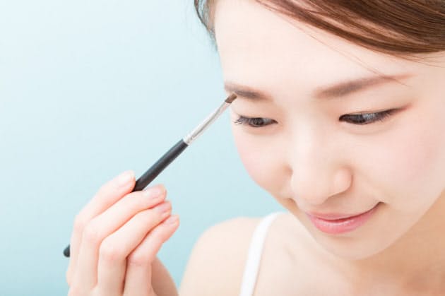 眉の形 時代の女心で変化 整え方悩む 眉迷子 も Nikkei Style 眉の形 時代の女心で変化 整え方悩む 眉迷子 も Nikkei Style