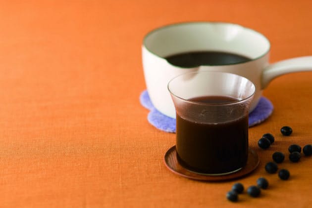 女性にやさしい黒豆茶 アンチエイジングと冷えに効果 Nikkei Style 女性にやさしい黒豆茶 アンチエイジングと冷えに効果 Nikkei Style