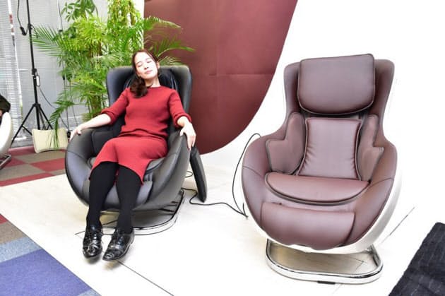 もみ方が繊細 女優 奈津子も感激のマッサージチェア Mono Trendy Nikkei Style