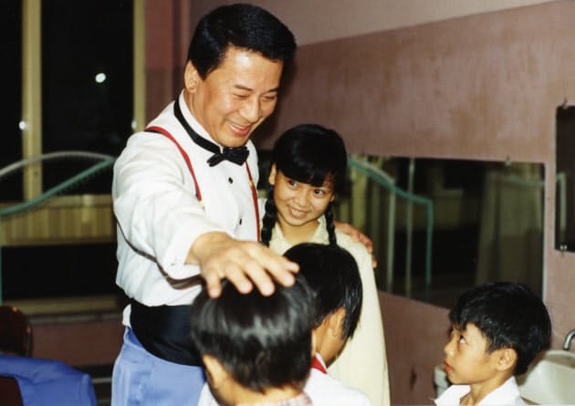 杉良太郎さん ベトナムに176人の子供 投じた私財は 億円 陰口なんのその Nikkei Style 杉良太郎さん ベトナムに176人の子供 投じた私財は 億円 陰口なんのその Nikkei Style