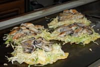 むきたてのカキをたっぷり載せる(お好み焼き もりした) むきたてのカキをたっぷり載せる(お好み焼き もりした)