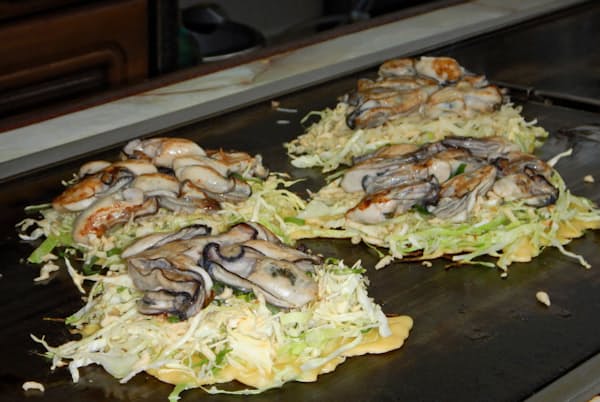 むきたてのカキをたっぷり載せる(お好み焼き もりした) むきたてのカキをたっぷり載せる(お好み焼き もりした)