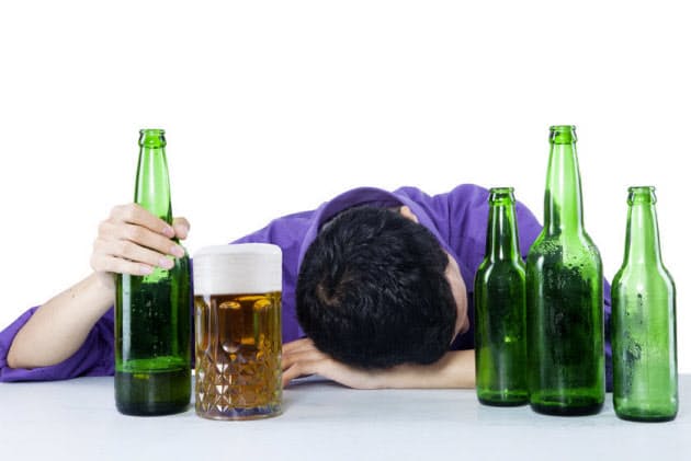 お酒を飲むと脳が縮む では休肝日を設ければ大丈夫 Nikkei Style お酒を飲むと脳が縮む では休肝日を設ければ大丈夫 Nikkei Style