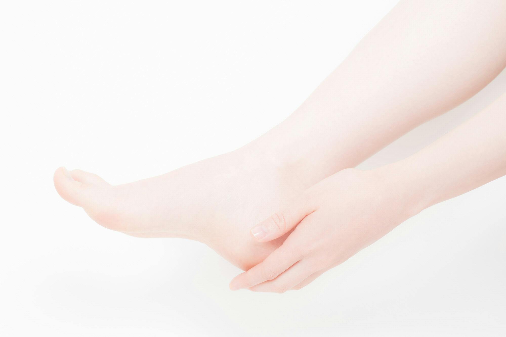 ガサガサかかとを防ぐ 足裏全体を使う歩き方に Nikkei Style ガサガサかかとを防ぐ 足裏全体を使う歩き方に Nikkei Style