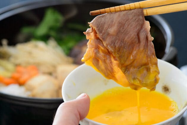 すき焼きの卵 かき混ぜる派 混ぜない派 牛丼は Nikkei Style すき焼きの卵 かき混ぜる派 混ぜない派 牛丼は Nikkei Style