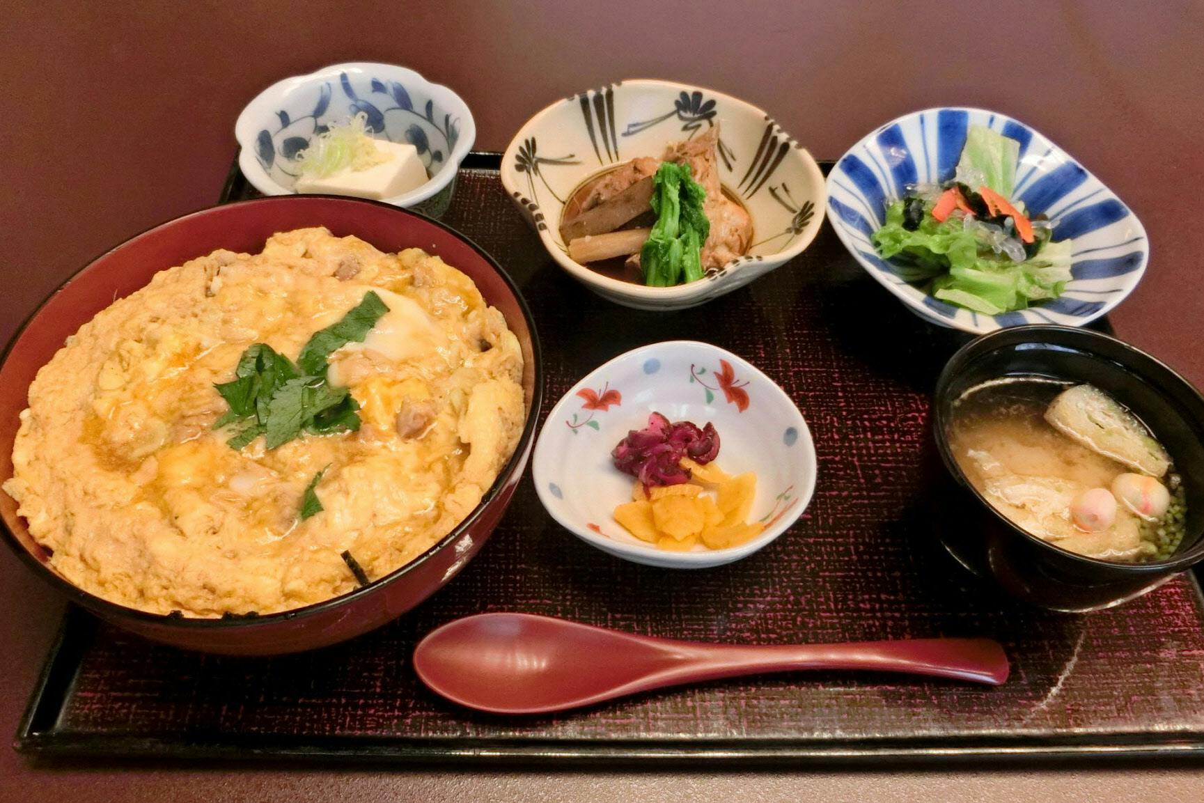 親子丼 実は東京がふるさと 流れる卵 鶏肉ひきたて Nikkei Style 親子丼 実は東京がふるさと 流れる卵 鶏肉ひきたて Nikkei Style