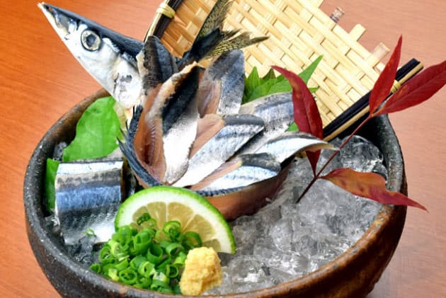 サンマ 刺し身にしますか 魚の食べ方に お国柄 Nikkei Style サンマ 刺し身にしますか 魚の食べ方に お国柄 Nikkei Style