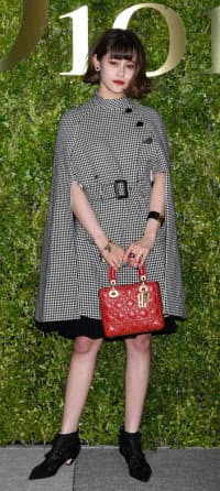 手提げタイプでクラシカルに パーティーバッグは持ち方が命 印象操るテクニック Nikkei Style 手提げタイプでクラシカルに パーティーバッグは持ち方が命 印象操るテクニック Nikkei Style