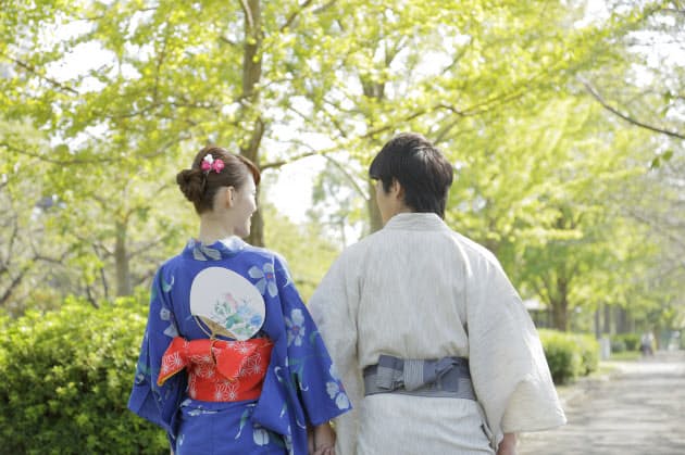 昔の花火大会 ゆかた姿はなかった 制服化 のなぜ Nikkei Style 昔の花火大会 ゆかた姿はなかった 制服化 のなぜ Nikkei Style