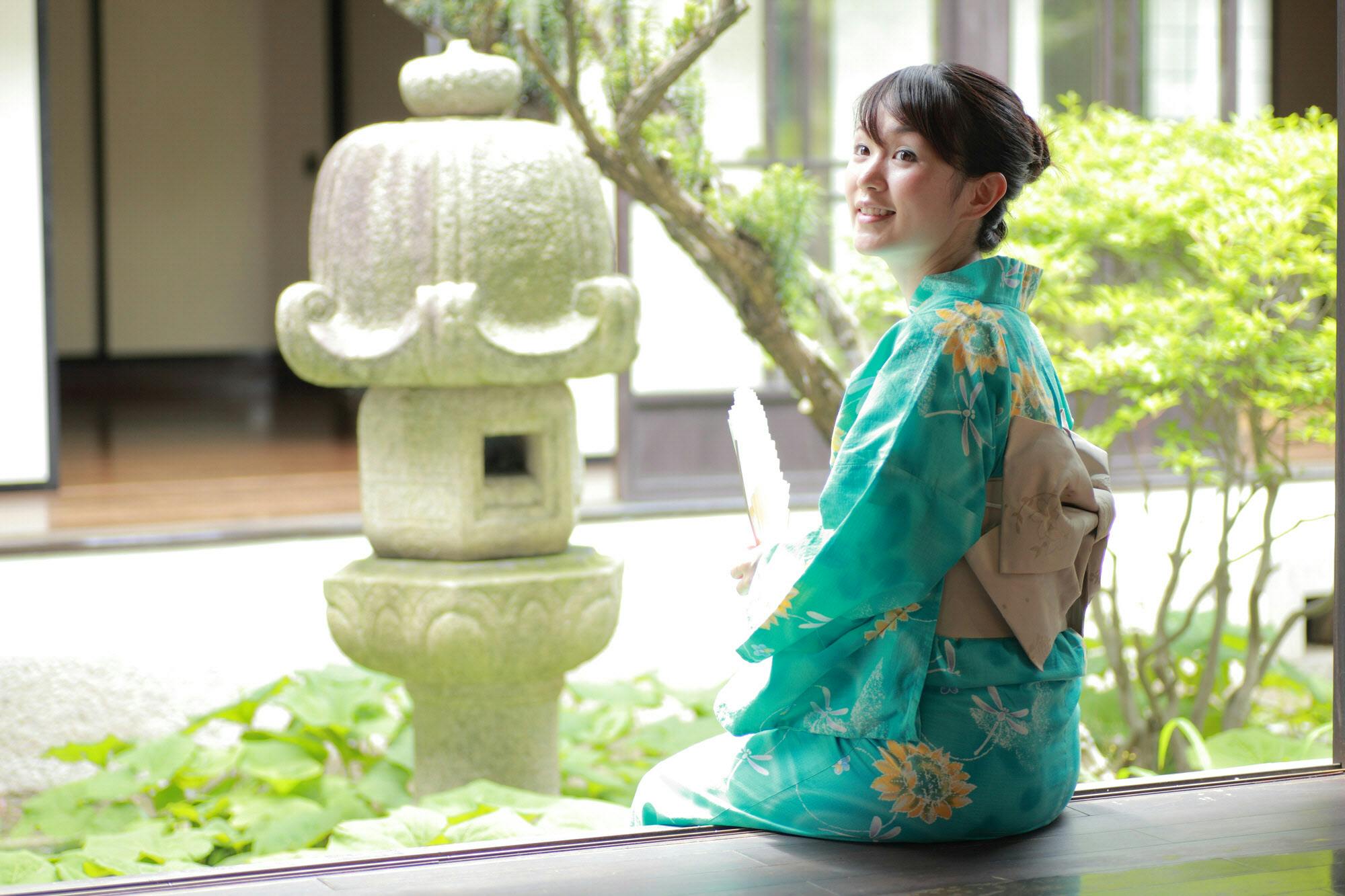 浴衣に自信 優雅に見える夏の所作とマナー Nikkei Style 浴衣に自信 優雅に見える夏の所作とマナー Nikkei Style