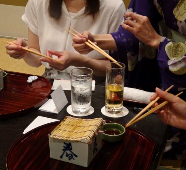 手皿 はダメ 恥をかかない和食のマナー Nikkei Style 手皿 はダメ 恥をかかない和食のマナー Nikkei Style