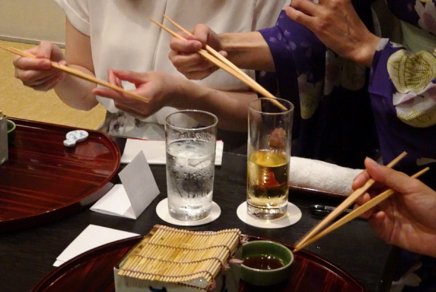 手皿 はダメ 恥をかかない和食のマナー Nikkei Style