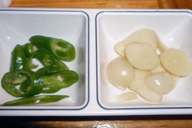 汁なし担々麺に悶絶 伏兵はカツオたたきの生ニンニク Nikkei Style 汁なし担々麺に悶絶 伏兵はカツオたたきの生ニンニク Nikkei Style