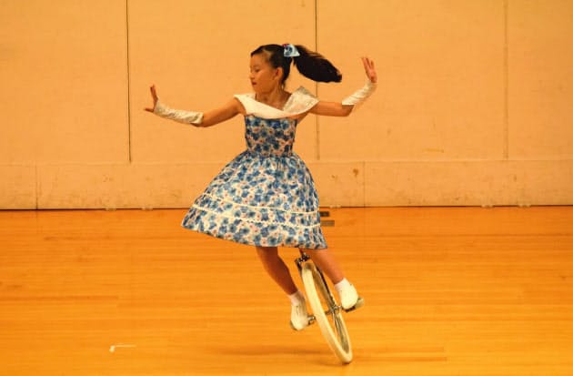 一輪車乗りこなす子どもに対抗心 落車に負けず練習 Nikkei Style 一輪車乗りこなす子どもに対抗心 落車に負けず練習 Nikkei Style