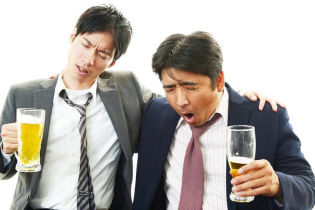 を なる が 顔 赤く と 酒 飲む