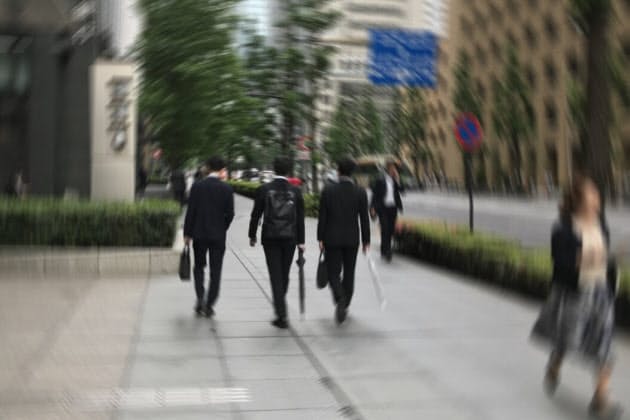 内定式前後にバタバタする学生は今も昔も U22 Nikkei Style