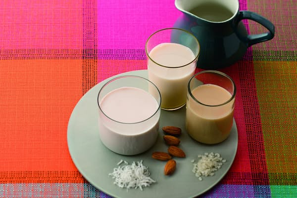 ナッツや穀物の栄養を飲む 話題の 植物性ミルク Woman Smart Nikkei Style