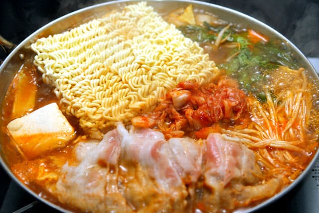 鍋のシメにラーメン 韓国や台湾では袋めんをそのまま Nikkei Style 鍋のシメにラーメン 韓国や台湾では袋めんをそのまま Nikkei Style