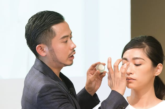 オフィスに似合うお仕事メーク 清潔感や上品さを Nikkei Style オフィスに似合うお仕事メーク 清潔感や上品さを Nikkei Style