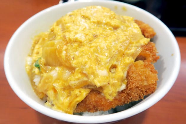 トンカツ誕生前 のカツ丼 福井 ソースで数枚盛り Nikkei Style トンカツ誕生前 のカツ丼 福井 ソースで数枚盛り Nikkei Style