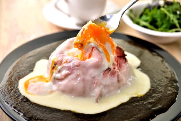 白いカレー まるで雪山 山頂からとろーり卵の溶岩 グルメクラブ Nikkei Style