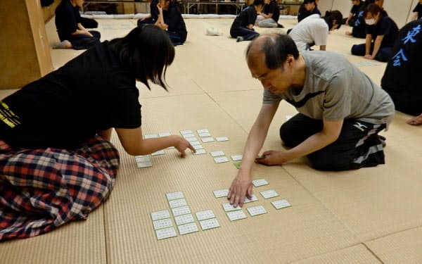 畳の上の格闘技 競技かるたに挑戦 Nikkei Style 畳の上の格闘技 競技かるたに挑戦 Nikkei Style