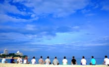 真っ青な空と海が美しい白浜の海岸。ここにセールスフォース・ドットコムのオフィスがある