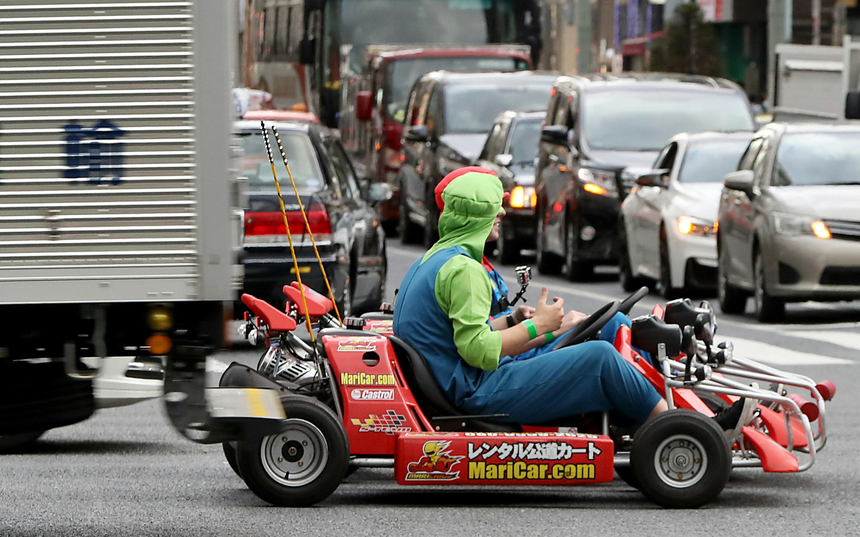 訪日外国人に人気の 公道カート ヒヤリ防げるか Nikkei Style 訪日外国人に人気の 公道カート ヒヤリ防げるか Nikkei Style