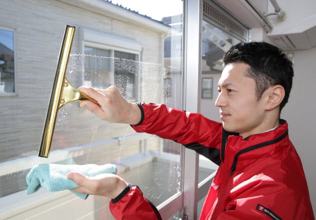窓掃除 ぬらす前にホコリ取り 車用はっ水剤が効く Nikkei Style 窓掃除 ぬらす前にホコリ取り 車用はっ水剤が効く Nikkei Style