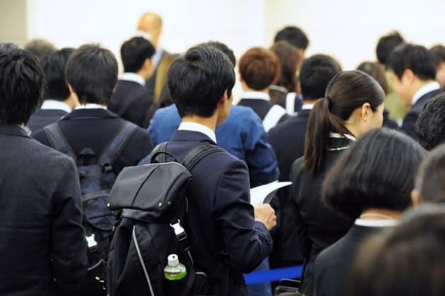 集団面接のときはどこを見ればいい 就活生がよく持つ素朴な疑問 nikkei style
