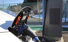 充電中の電気自動車