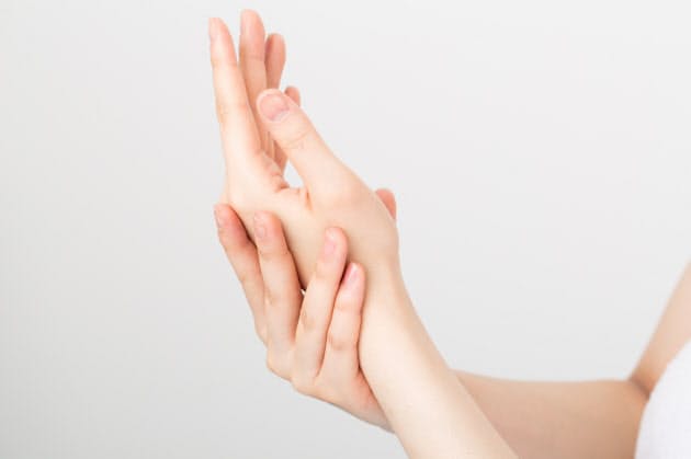 手首を返す動き が痛みのもと スマホ操作は両手で Woman Smart Nikkei Style